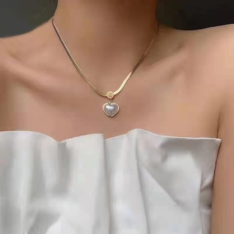 O1CN017Hnv7A1bhftPqSgUr_!!2206389593497-0-cib Shell Pearl Heart Necklace: Minimalist Pendant with Blade Chain & Snake Bone Chain, Direct Wholesale from Manufacturer - Image 1