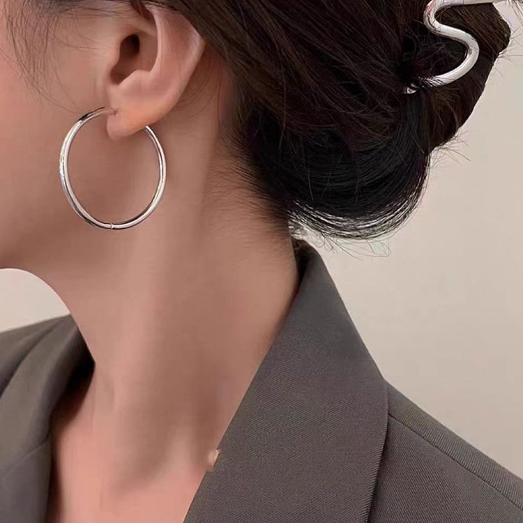 O1CN01qoWHkO1bhg4onkbg1_!!2206389593497-0-cib Oversized Hoop Earrings for Women – INS Style, European & American Minimalist Cool Aesthetic, Simple Hoops with Niche Design Sense & Distinctive Character - Image 1